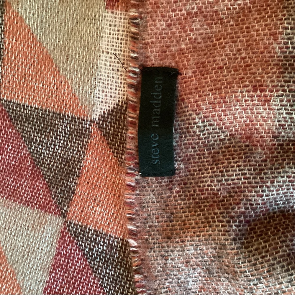 Geometric Patterned Cape Steve Madden - image 5